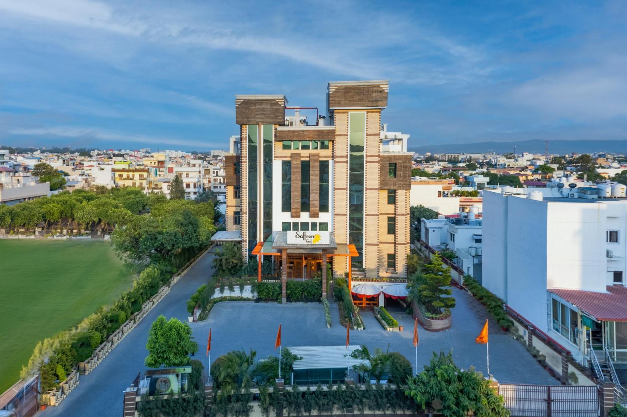 Hotel Saffron Leaf Дехрадун Экстерьер фото