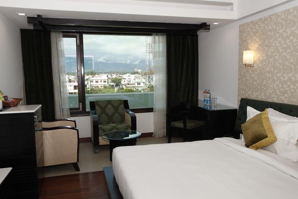 Hotel Saffron Leaf Дехрадун Экстерьер фото