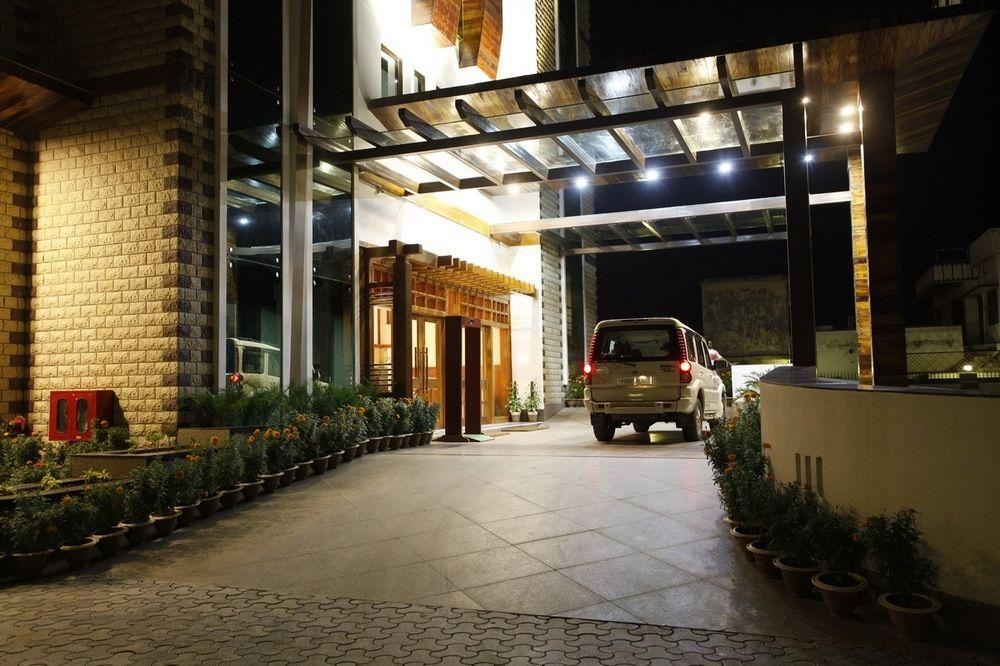 Hotel Saffron Leaf Дехрадун Экстерьер фото