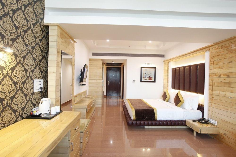 Hotel Saffron Leaf Дехрадун Экстерьер фото
